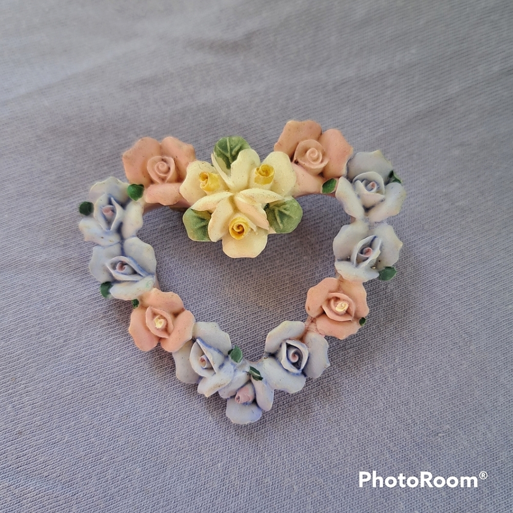 SOLD Vtg cottagcore pastel rose heart shaped brooch - Picture 4 of 8
